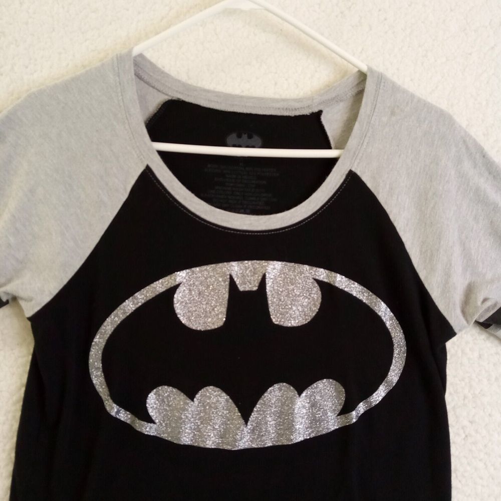 Batman T-Shirt Kids XL Short Sleeve Bat Signal Black and Silver Cotton/Poly - Picture 2 of 9